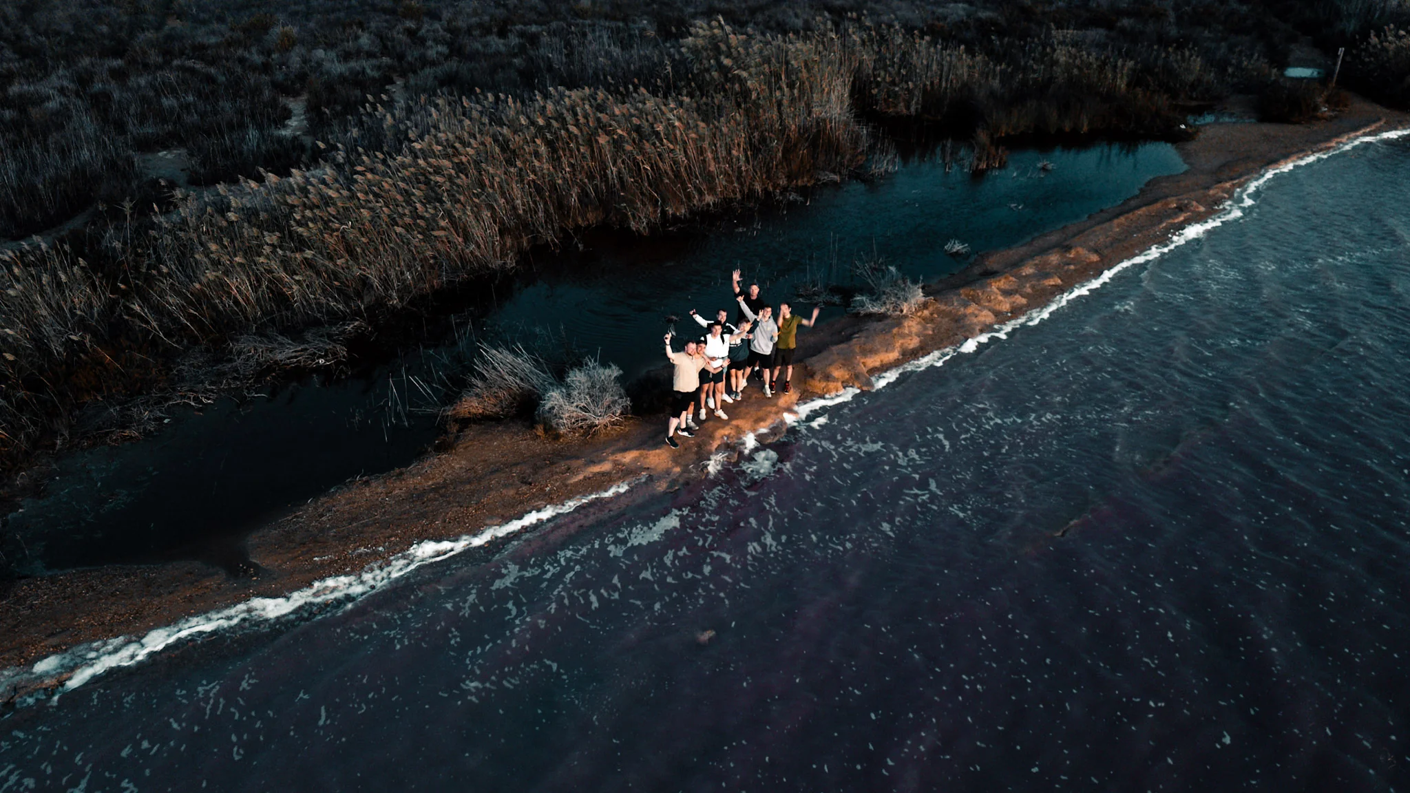 Gruppe am Strand bei geheimer Bucht - Padel Camp Adventure