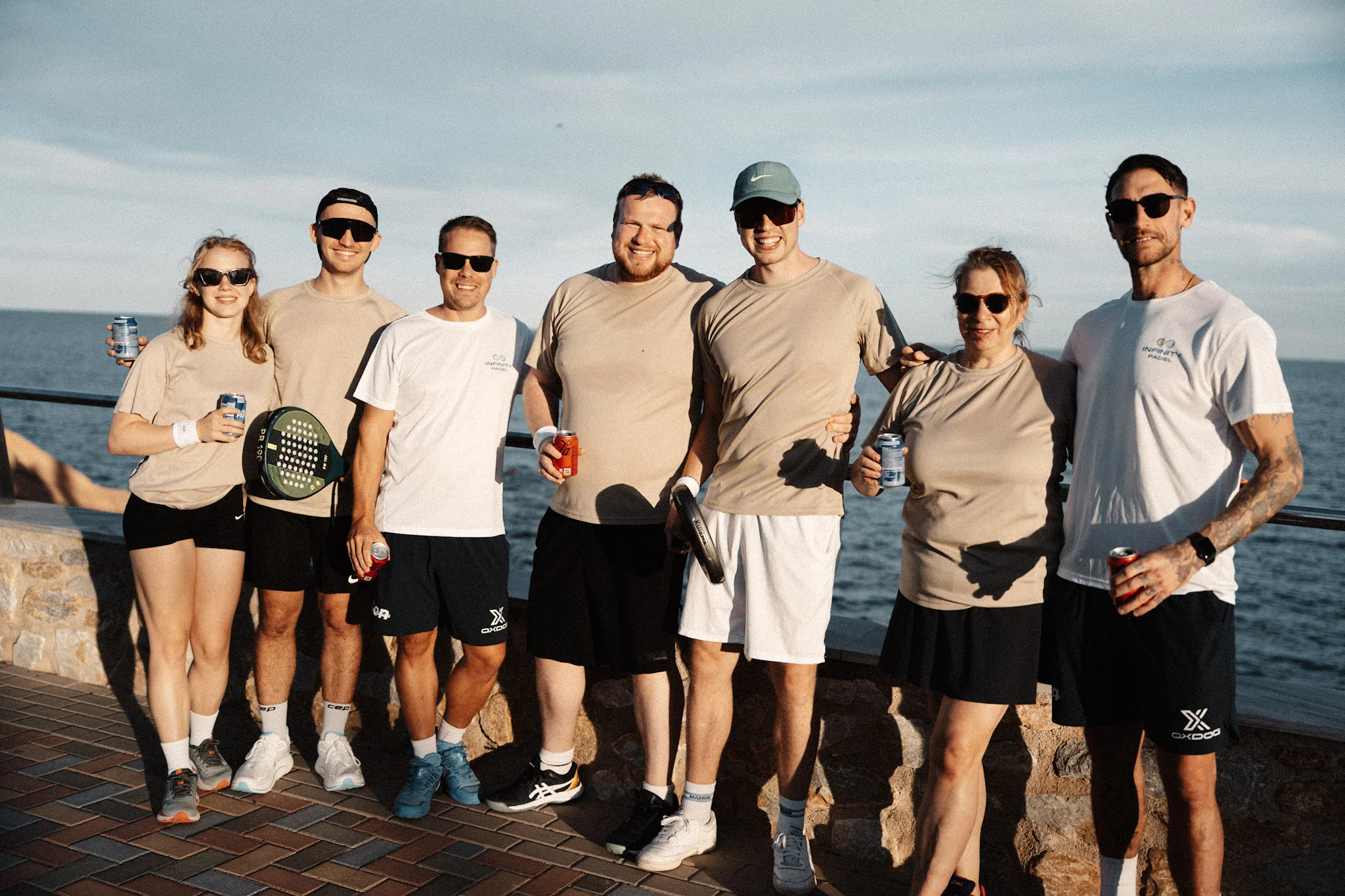 Padel Camp Gruppe bei Sonnenuntergang am Meer