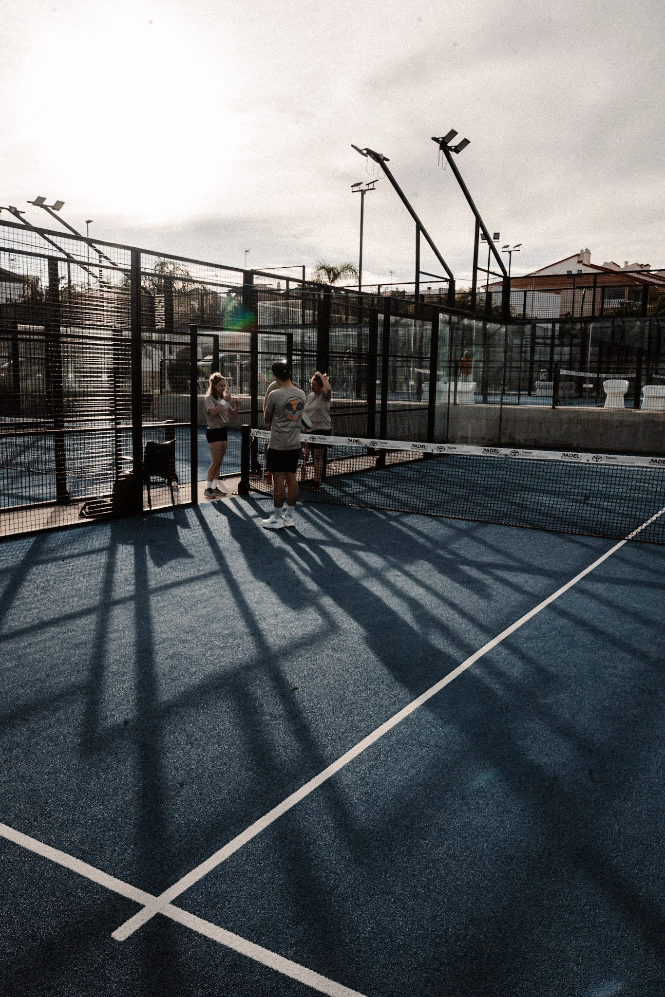 Intensives Padel Training bei Sonnenuntergang