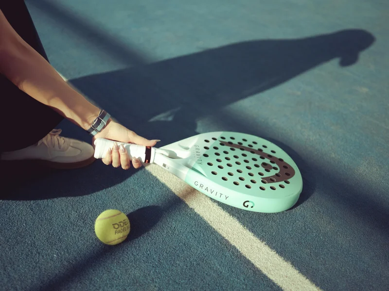 Premium Padel Equipment - Leihschläger und professionelle Bälle